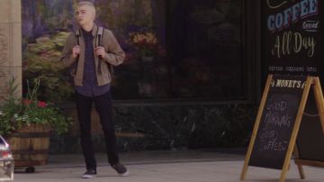 The Vans checkerboard grey Alex Standall (Miles Heizer) in 13 Reasons Why