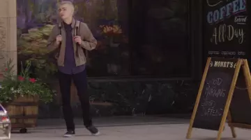 Les Vans damier grises d'Alex Standall (Miles Heizer) dans 13 Reasons Why