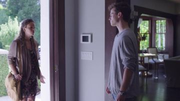 The gray sweater of Justin Foley (Brandon Flynn) in 13 Reasons Why