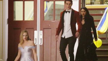 La robe de Veronica Lodge (Camila Mendes) dans Riverdale S01E11