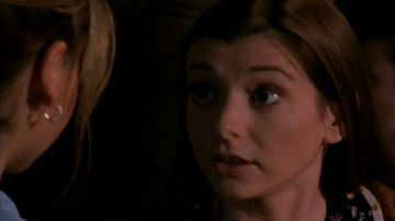 the earrings of Buffy ( Sarah Michelle Gellar) in #Buffy against the vampires