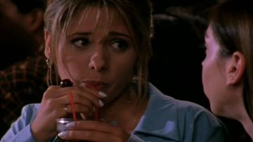 the white finish of Buffy ( Sarah Michelle Gellar) in #Buffy against the vampires