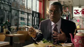 Les lu­nettes de vue rondes noires portées par Au­gustus Gibbons (Samuel L. Jackson) dans le film XxX : Reactivated