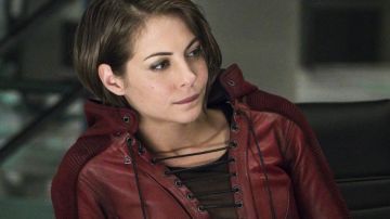 The red jacket and black Thea Queen / Speedy (Willa Holland) on Arrow