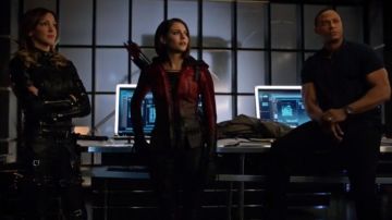 The jacket red leather Thea Queen (Willa Holland) on Arrow