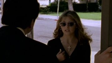 the sunglasses of Buffy Summers (Sarah Michelle Gellar) in Buffy the vampire slayer S01E02