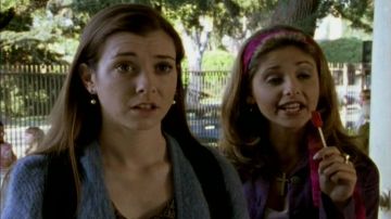 the earrings of Willow Rosenberg (Alyson Hannigan) in #buffy against the vampires