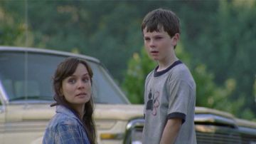 The t-shirt "bear paw" Carl Grimes (Chandler Riggs) in The Walking Dead season 1