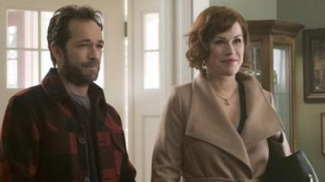 el abrigo usado por Mary Andrews (Molly Ringwald) en Riverdale Temporada 1 Episodio 10