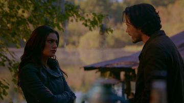 La veste Allsaints de Hayley Marshall (Phoebe Tonkin) dans The Originals S3E9
