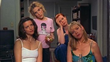 Le t-shirt rose Ziggy Stardust (David Bowie) de Carrie Bradshaw dans Sex and the City