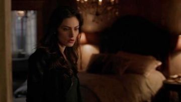 Le pantalon RTA de Hayley Marshall (Phoebe Tonkin) dans The Originals S2E18