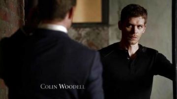 Klaus Mikaelson (Joseph Morgan) lleva una camiseta negra de Inc International en el episodio 8 de la temporada 2