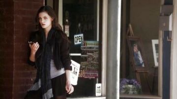 La jupe Kimchi Blue de Hayley Marshall (Phoebe Tonkin) dans The Originals S2E8