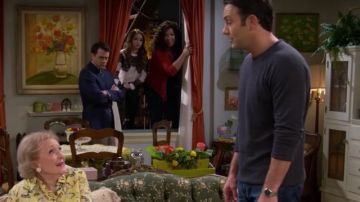 Le haut Alice + Olivia de Sofia (Aimee Carrero) dans Young & Hungry S5E2