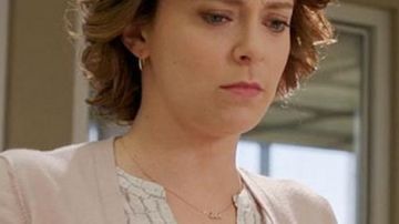 le haut blanc de Re­becca Bunch (Ra­chel Bloom) dans Crazy Ex-Girl­friend