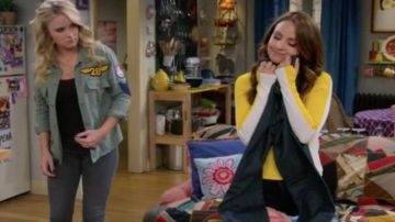 Le haut Rag & Bone de Sofia (Aimee Carrero) dans Young & Hungry S5E1