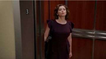 la robe prune de Re­becca Bunch (Ra­chel Bloom) dans Crazy Ex-Girl­friend