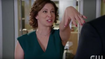 la robe bleu canard de Re­becca Bunch (Ra­chel Bloom) dans Crazy Ex-Girl­friend