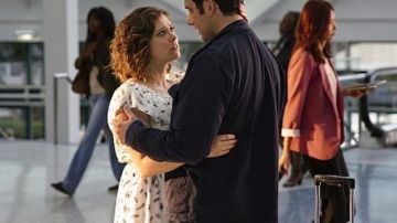 la robe à plumes de Re­becca Bunch (Ra­chel Bloom) dans Crazy Ex-Girl­friend