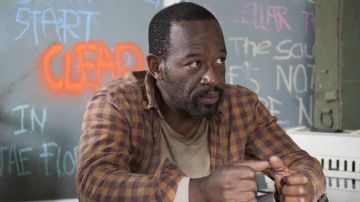 Camisa a cuadros naranja y negra de Morgan Jones (Lennie James) en The Walking Dead