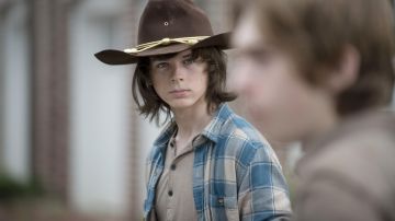 The shirt of Carl Grimes (Chandler Riggs) in The Walking Dead season 6