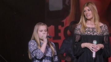 Le top noir brodé de Rayna Jaymes (Connie Britton) dans Nashville