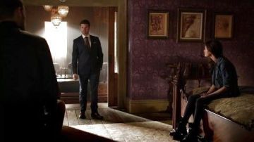 Le jean Adriano GoldSchmied de Hayley Marshall (Phoebe Tonkin) dans The Originals S2E3