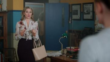 Le sac beige de Alice Cooper (Mädchen Amick) dans Riverdale