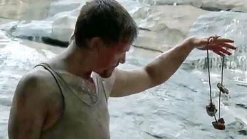 Le collier d'oreilles de Daryl Dixon (Norman Reedus) dans The Walking Dead