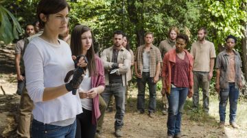 La chemise rose de Enid (Katelyn Nacon) dans The Walking Dead S07E14