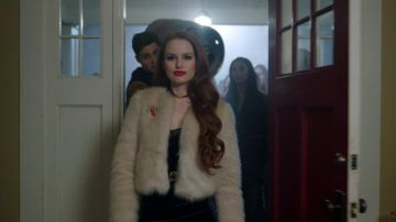 le manteau de Cheryl Blossom (Madelaine Petsch) dans Riverdale
