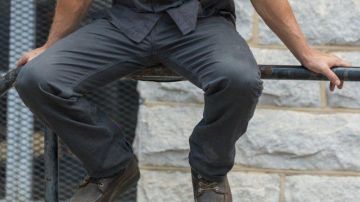 Le pantalon de Daryl Dixon (Norman Reedus) dans The Walking Dead S07E10
