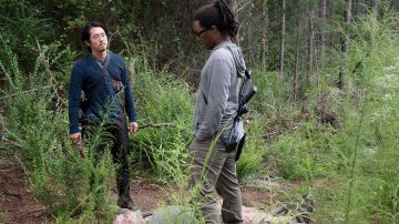 The sweatshirt sky blue Heath (Corey Hawkins) in The Walking Dead S06E12
