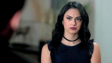 Le top noir de Veronica Lodge (Camila Mendes) dans Riverdale S01E10