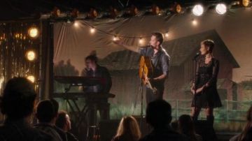 Vestido de malla negra de Scarlet O'Connor (Clare Bowen) en Nashville
