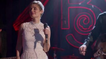 Top de encaje blanco de Scarlett O'Connor (Clare Bowen) en Nashville