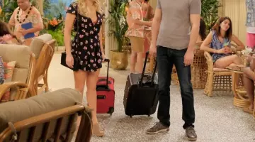 Les sandales Dolce Vita de Gabi (Emily Osment) dans Young & Hungry S4E1