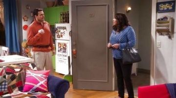 The top Michael Kors Yolanda (Kym Whitley) in Young & Hungry S2E6