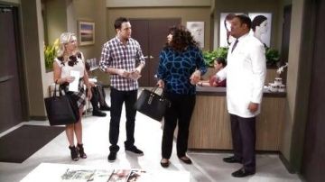 La jupe Milly de Gabi (Emily Osment) dans Young & Hungry S2E5