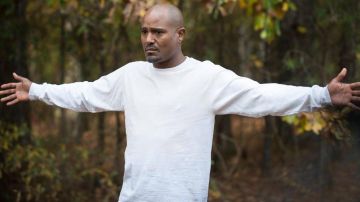 Le t-shirt du père Gabriel (Seth Gilliam) dans The Walking Dead S05E16