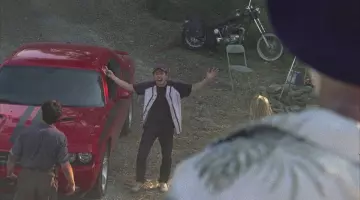La voiture Dodge Chal­len­ger rouge de Glenn Rhee (Steven Yeun) dans The Walking Dead saison 1