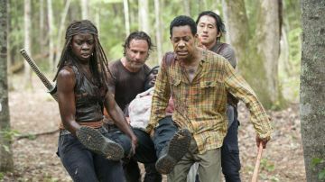 The shirt of Noah's (Tyler James Williams) in The Walking Dead S05E09