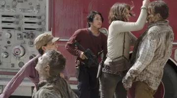 Le t-shirt bordeaux de Glenn Rhee (Steven Yeun) dans The Walking Dead saison 5