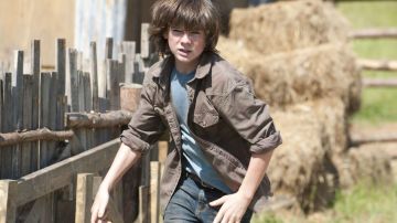 The t-shirt blue Carl Grimes (Chandler Riggs) in The Walking Dead S04E02