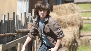 The shirt of Carl Grimes (Chandler Riggs) in The Walking Dead S04E02