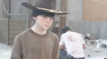 The t-shirt, brown, Carl Grimes (Chandler Riggs) in The Walking Dead S03E04