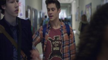 the t-shirt bear Montgomery de la Cruz (Timothy Grenadiers) in 13 reasons why