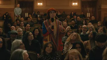 Cardigan ceinturé d’Emilio Pucci porté par Elsbeth Tascioni (Carrie Preston) tel que vu dans Elsbeth (S03E16)