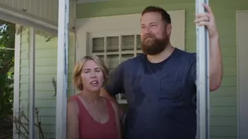 Camiseta slub Naz Scoop Neck llevada por Erin Napier tal como se ve en Home Town (S10E15)